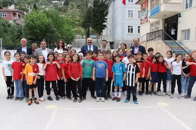 Amasya Gökmedrese Şehit Şenay Aybüke Yalçın İlkokulu öğrencisi, sınıf başkanı seçilmesi halinde Mahmut Demir'i okula davet etti