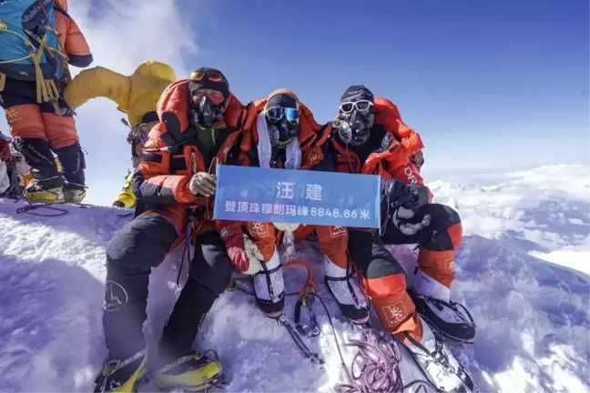 70 Yaşındaki Çinli Dağcı Everest Dağı'nın Zirvesine Ulaştı