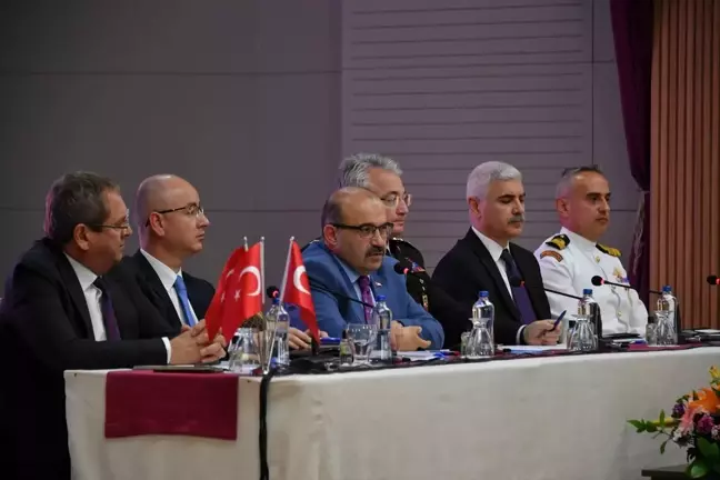Balıkesir Valisi İsmail Ustaoğlu, Ayvalık'ta muhtarlarla bir araya geldi