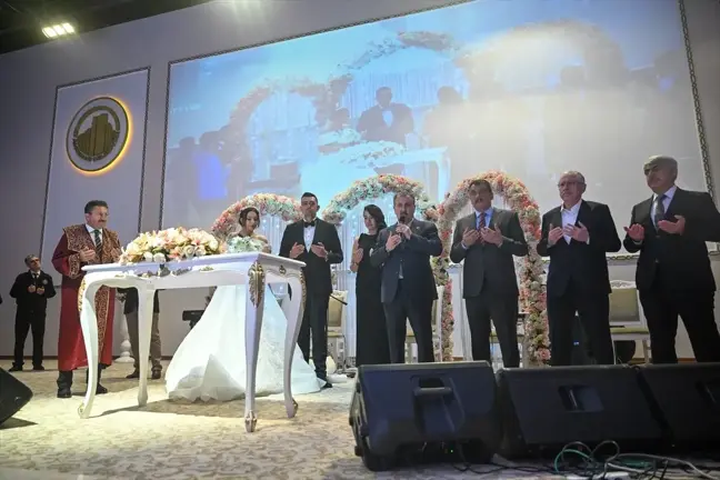 BBP Genel Başkanı Mustafa Destici, partisinin Genel Başkan Yardımcısı Nihat Gürbüz'ün oğlunun düğününde nikah şahitliği yaptı