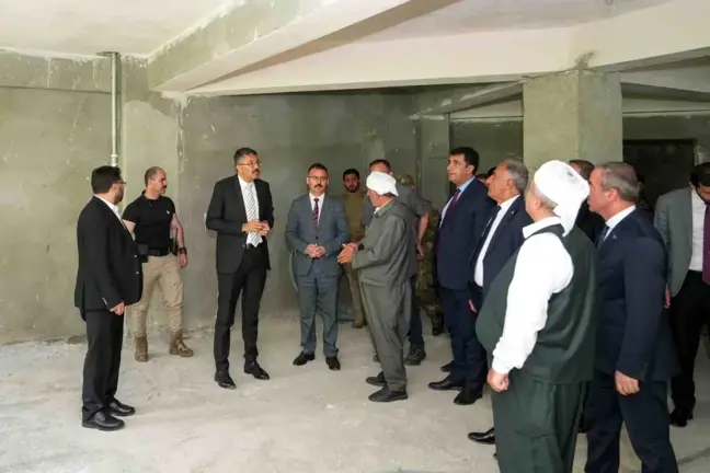 Hakkari Valisi Ali Çelik, Seyit Taha Erkek Kur'an Kursu inşaatında incelemelerde bulundu