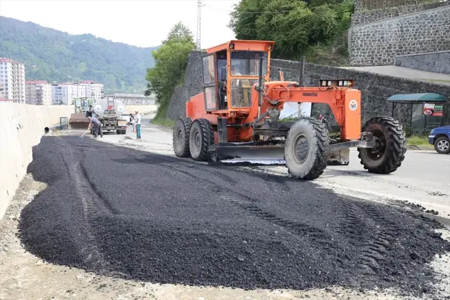 Arhavi'de Kapisre Köprüsü Kavşağı genişletme çalışmaları sürüyor