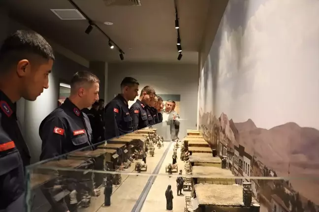 Kırşehir İl Jandarma Komutanlığı Personeli Kentteki Müzeleri Gezdi
