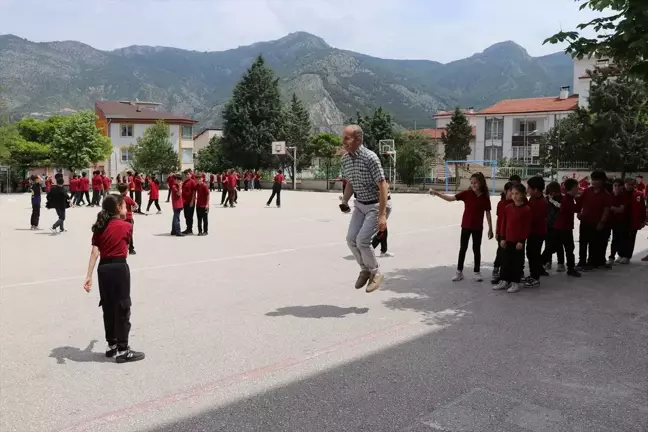 Amasya'da Öğrenciler Geleneksel Çocuk Oyunları Şenliği'nde Eğlendi