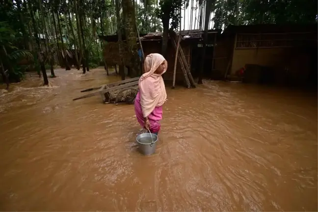 Hindistan'da Remal Kasırgası Sonrası Toprak Kaymaları: 32 Ölü