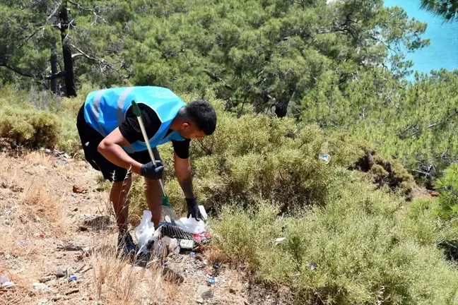 Fethiye'de Hükümlüler Çevre Temizliği Yaptı