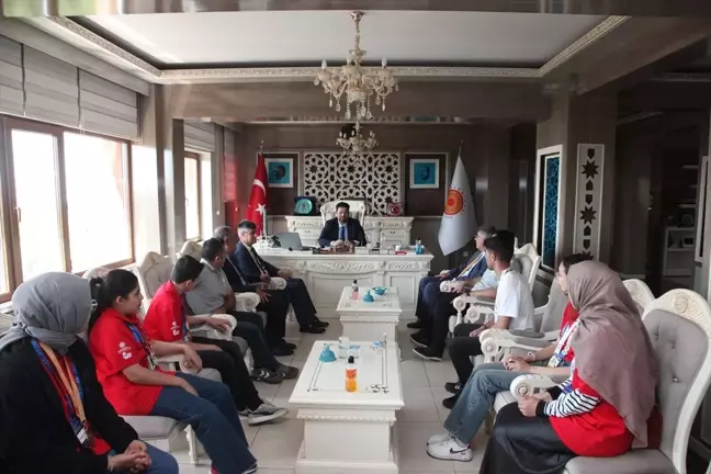 Ahlat Belediye Başkanı Yavuz Gülmez, TÜBİTAK Ortaokul Öğrencileri Araştırma Projeleri Yarışması'nda derece alan öğrencileri ağırladı