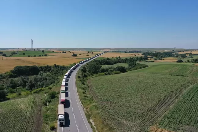 Hamzabeyli Sınır Kapısı'nda Yurt Dışına Çıkmak İçin Bekleyen Tırların Oluşturduğu Kuyruk