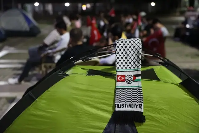 MEÜ Öğrencileri İsrail'in Gazze'ye yönelik saldırılarını protesto etmek için çadır kurdu