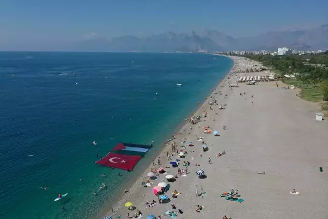 Antalya Konyaaltı Plajı'nda Filistin'e Destek Açıklaması