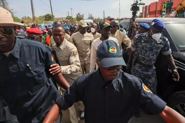 Senegal Cumhurbaşkanı Temizlik Yaptı