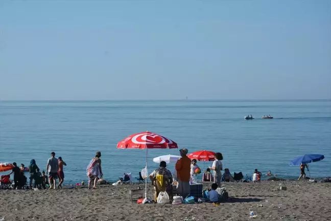 Akçakoca'da Sıcak Havada Denize Akın