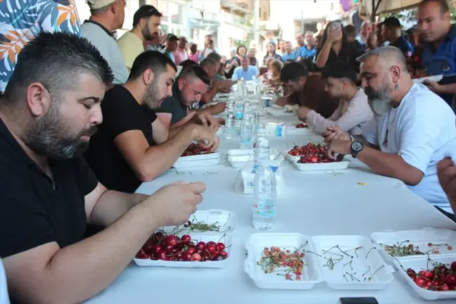 Manisa'da Kiraz Yeme Yarışmasında Rekor Kırıldı