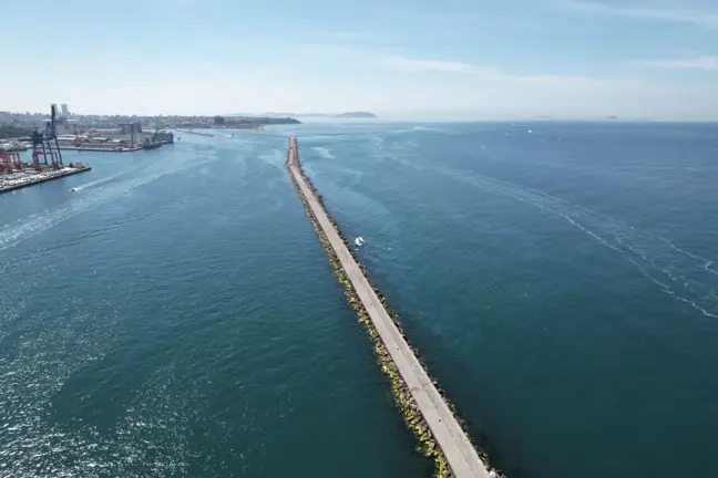 Haydarpaşa'da Mendireğe Çarpan Teknedeki 10 Kişi Kurtarıldı