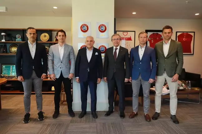 TFF Başkanı Mehmet Büyükekşi, EURO 2024 için Türk hakemlerle bir araya geldi