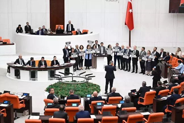 DEM Parti Milletvekilleri Hakkari Belediye Başkanının Görevden Alınmasını Protesto Etti