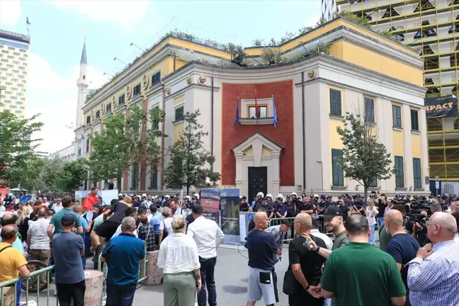 Tiran Belediye Başkanı'nın istifasıyla protestolar devam ediyor