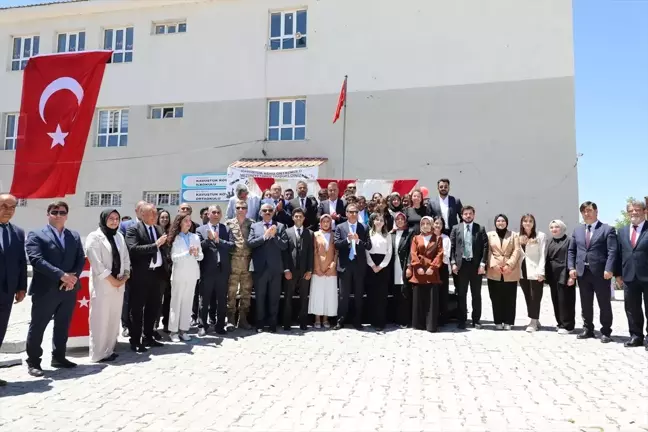 Bitlis Valisi Erol Karaömeroğlu, mezuniyet törenine katıldı