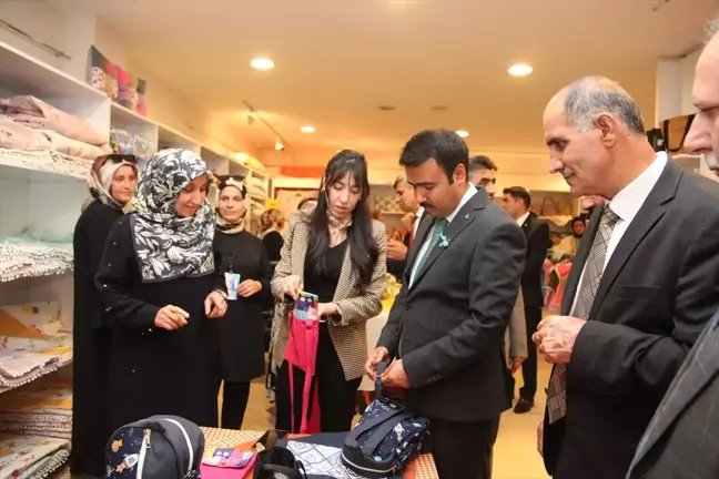 Ahlat Halk Eğitimi Merkezi'nden Yıl Sonu Sergisi
