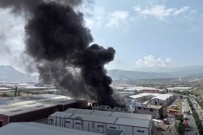 Kayseri Organize Sanayi Bölgesinde Ambalaj Fabrikasında Yangın Çıktı