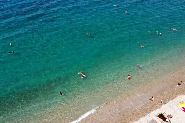 Kuşadası ve Didim'de Sıcak Havada Sahilde Serinleme