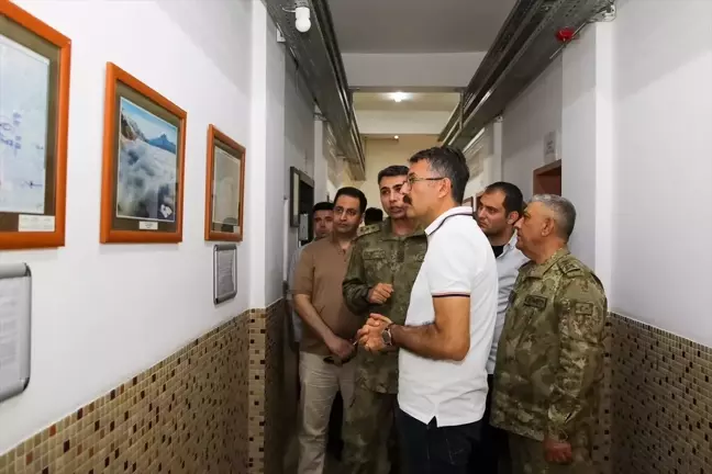 Hakkari Valisi Ali Çelik, Şemdinli ve Derecik ilçelerinde güvenlik güçlerini ziyaret etti