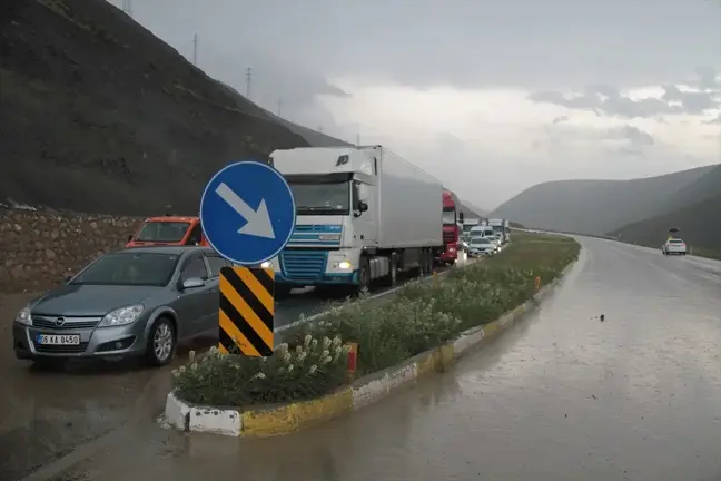 Erzincan-Sivas kara yolu heyelan nedeniyle kapanmıştı, çalışmalar tamamlandı