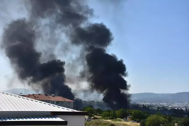 İzmir Kemalpaşa'da palet atölyesinde çıkan yangına müdahale ediliyor