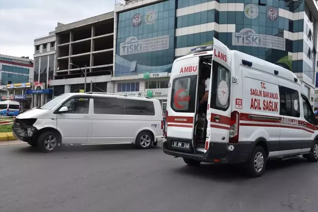 Trabzon'da Motosiklet ile Hafif Ticari Araç Çarpışması: 2 Yaralı