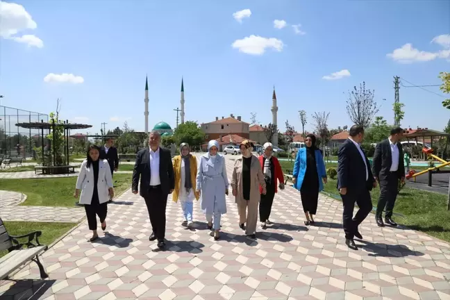 AK Parti Kadın Kolları Ankara İl Başkanı Hatice Çakmak, partili kadın milletvekilleri ve AK Parti Kadın Kolları yönetimiyle istişare ve değerlendirme toplantısında Çubuk'ta bir araya geldi