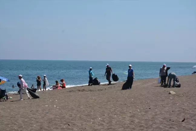 Akçakoca'da Sahil Temizliği İçin Vatandaşlar Seferber Oldu