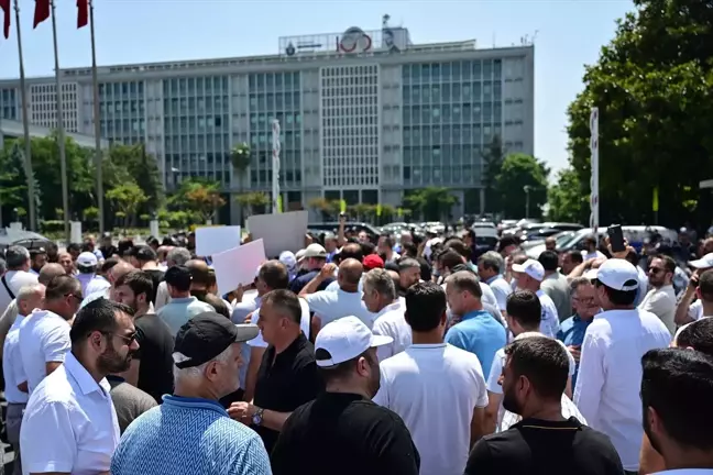 İETT'ye bağlı özel halk otobüsü sahipleri İBB binası önünde protesto düzenledi