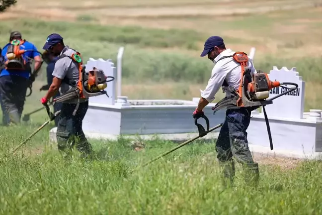 Tekirdağ'da Kurban Bayramı öncesi mezarlıklarda ve camilerde temizlik çalışması