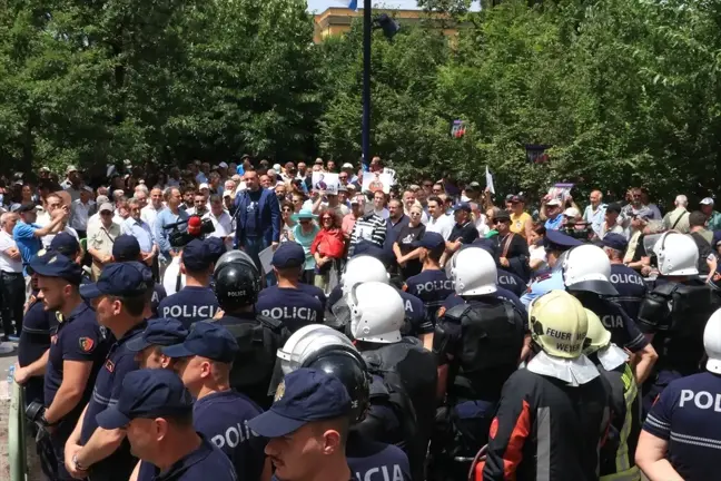 Tiran Belediye Başkanı İstifa Etmesiyle Protestolar Sürüyor