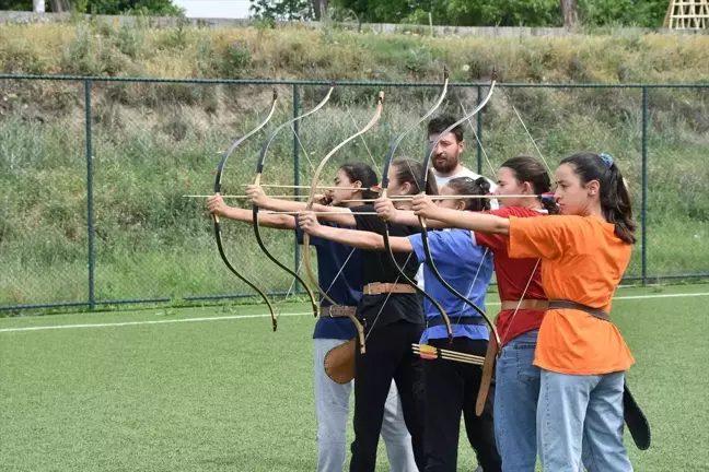 Geleneksel Türk Okçuluğu Türkiye Şampiyonası'nda Üçüncü Olan Öykü Kutlar Milli Takıma Katılmak İstiyor