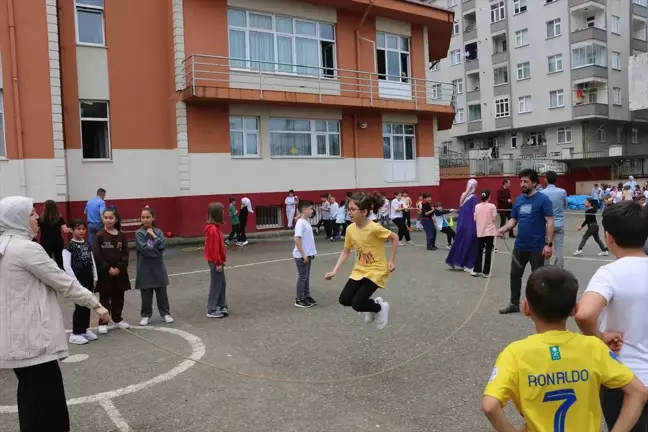 Trabzon Of'ta Çocuk Oyunları Şenliği Düzenlendi