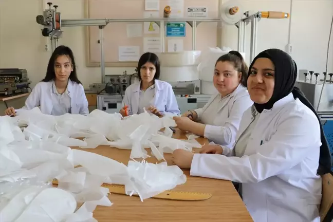 Amasya'da İlduş Hatun Mesleki ve Teknik Anadolu Lisesi Öğrencileri Tek Kullanımlık Terlik Üretiyor