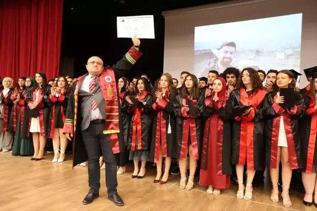 KAÜ Veteriner Fakültesi Mezuniyet Töreninde Depremde Hayatını Kaybeden Öğrencinin Diploması Verildi