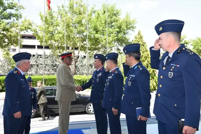 Pakistan Genelkurmay Başkanı Hava Kuvvetleri Komutanlığını ziyaret etti