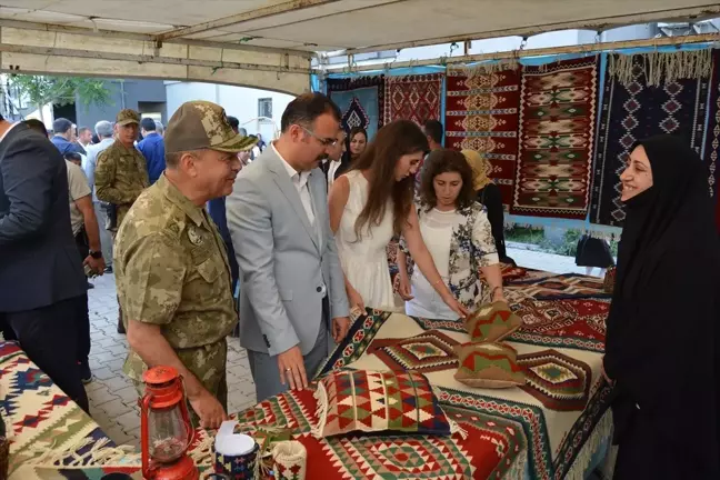 Şemdinli'de Halk Eğitimi Merkezi Kursiyerleri El Emeği Ürünlerini Sergiledi