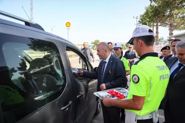 Tokat Valisi Turhal'da trafik uygulamasına katıldı