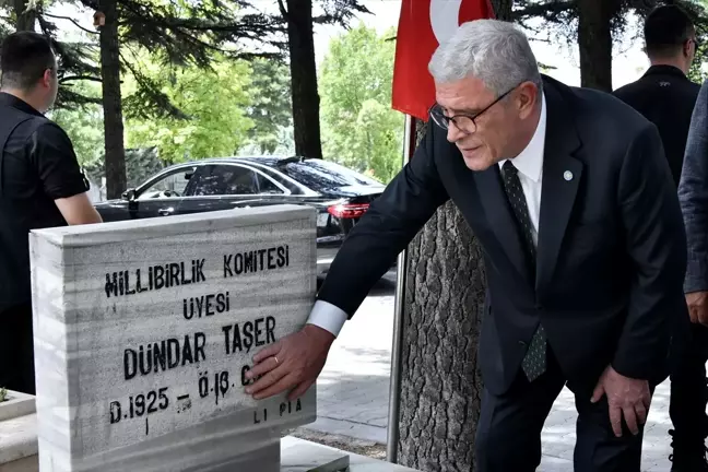 İYİ Parti Genel Başkanı Müsavat Dervişoğlu, 27 Mayıs darbesinde yer alan Dündar Taşer'in mezarını ziyaret etti