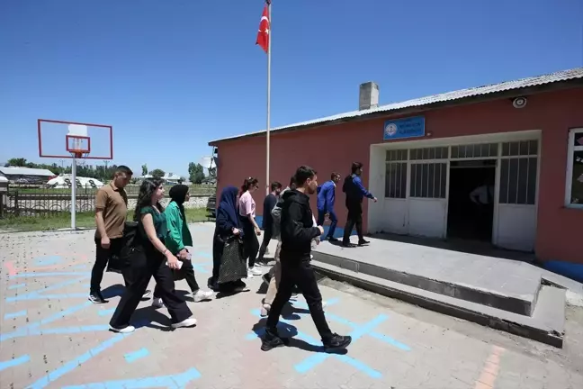 Muş Alparslan Üniversitesi öğrencileri köylerde geleneksel oyunlarla çocukları eğlendiriyor