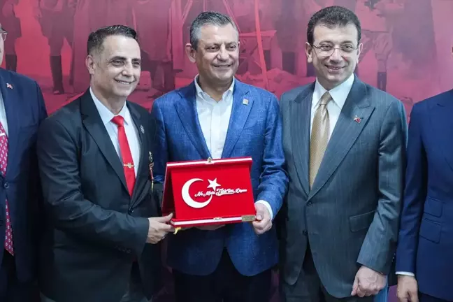 CHP Genel Başkanı Özgür Özel, Türkiye Harp Malulü Gaziler, Şehit Dul ve Yetimleri Derneğini ziyaret etti