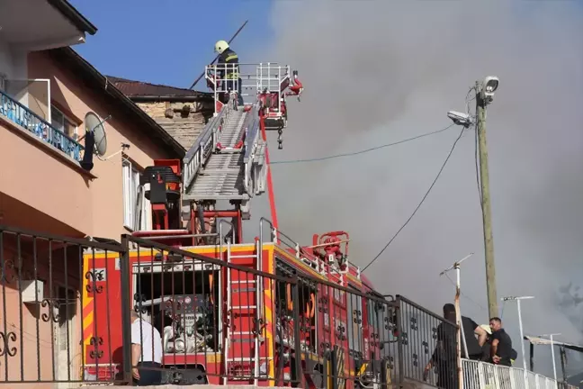 Bayburt'ta çıkan yangında 3 ev zarar gördü