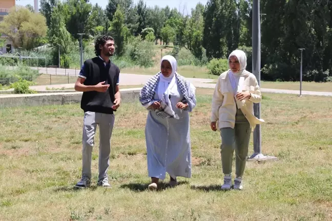 Dicle Üniversitesi'nde okuyan Filistinli öğrenciler, İsrail saldırıları nedeniyle ailelerinden uzakta Babalar Günü'nü geçiriyor