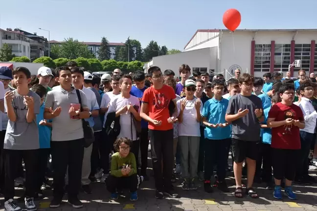 Karadeniz'deki 7 ilde öğrenciler karnelerini törenle aldı