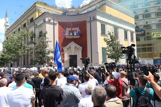 Tiran Belediye Başkanı'nın istifası için protestolar devam ediyor