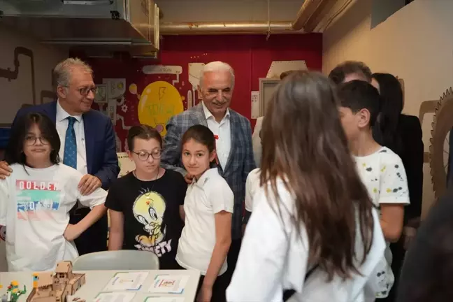 Ümraniye Belediye Başkanı İsmet Yıldırım, Bilge Soyak İlkokulu Mühendislik ve Tasarım Atölyesi'ni ziyaret etti