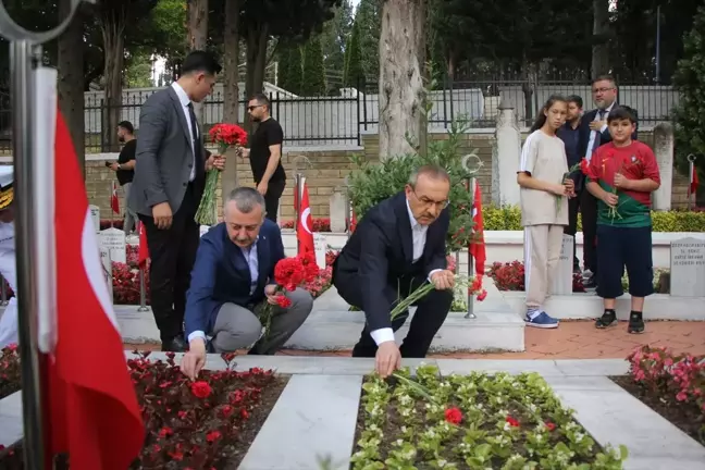 Arife gününde şehitlik ve mezarlıkları ziyaret edenler yakınları için dua okudu